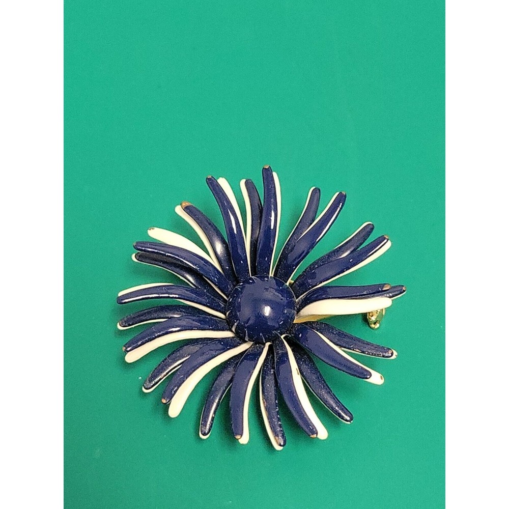 Vintage Blue White Daisy Mum Flower Brooch Pin Metal Enamel Retro Boho 70s
